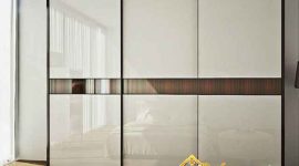 Lemari pakaian minimalis Jakarta Timur model 3 pintu geser untuk kamar sempit.