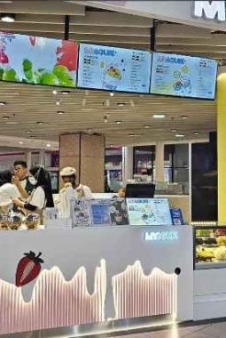Contoh booth jualan di mall Desain tema scandinavian kayu natural